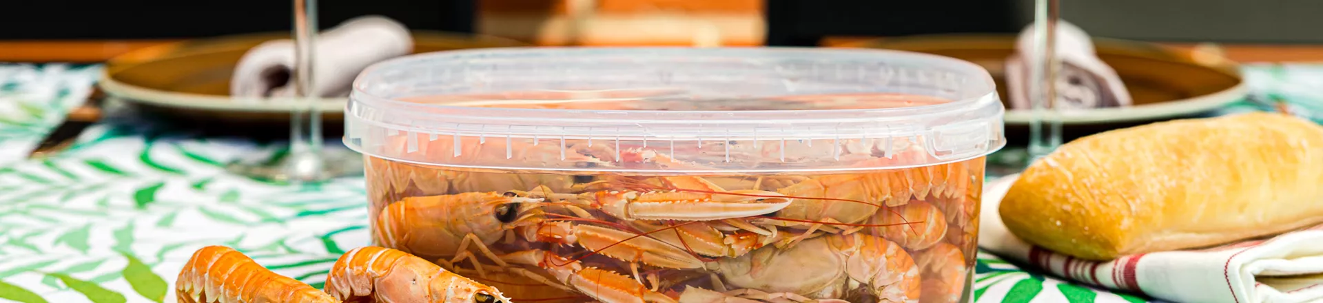 Plastburkar till skaldjur som går att få med IML-tryck både på lock och burk.