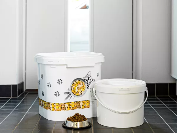 Plasthinkar med smarta funktioner som quickpack-lock, perfekta till djurfoder