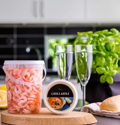 Såsburk i plast med tryck på både burk och lock, perfekt för skaldjur eller sås