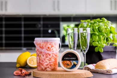 Såsburk i plast med tryck på både burk och lock, perfekt för skaldjur eller sås