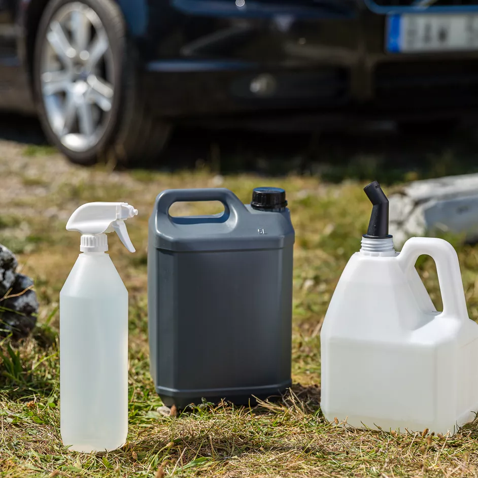 Plastförpackningar till bilvårdsprodukter, både flaskor och dunkar till kemiska produkter