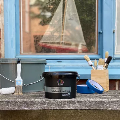 Plasthink til sparkel og andre byggeprodukter samt en plastboks til skruer og plugger