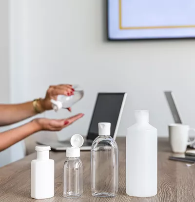 Plastflaskor till handsprit i olika storlekar, material och färg