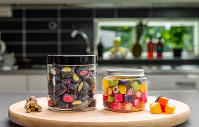 Plastburkar med lock i antingen plast eller metall som passar perfekt till godis.