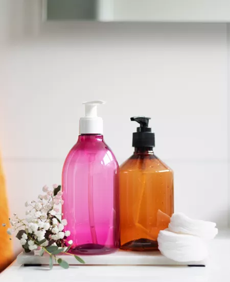 Pumpflaskor i olika material och färg som passar bra för kosmetik