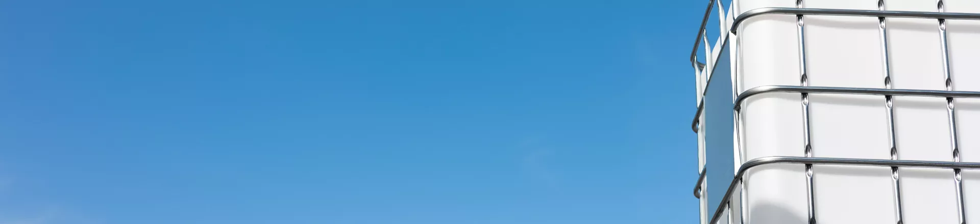 IBC-tank med blå himmel