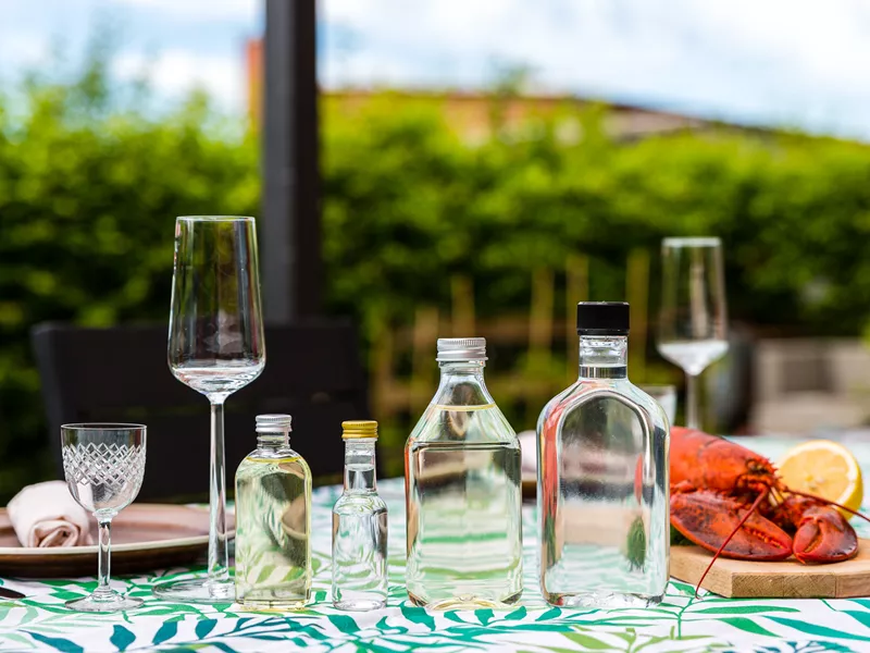 Stora och små spritflaskor i PET
